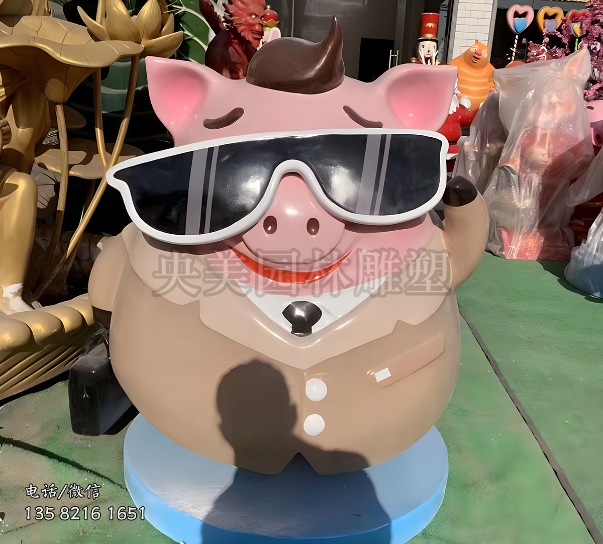 戴墨鏡的卡通豬雕塑