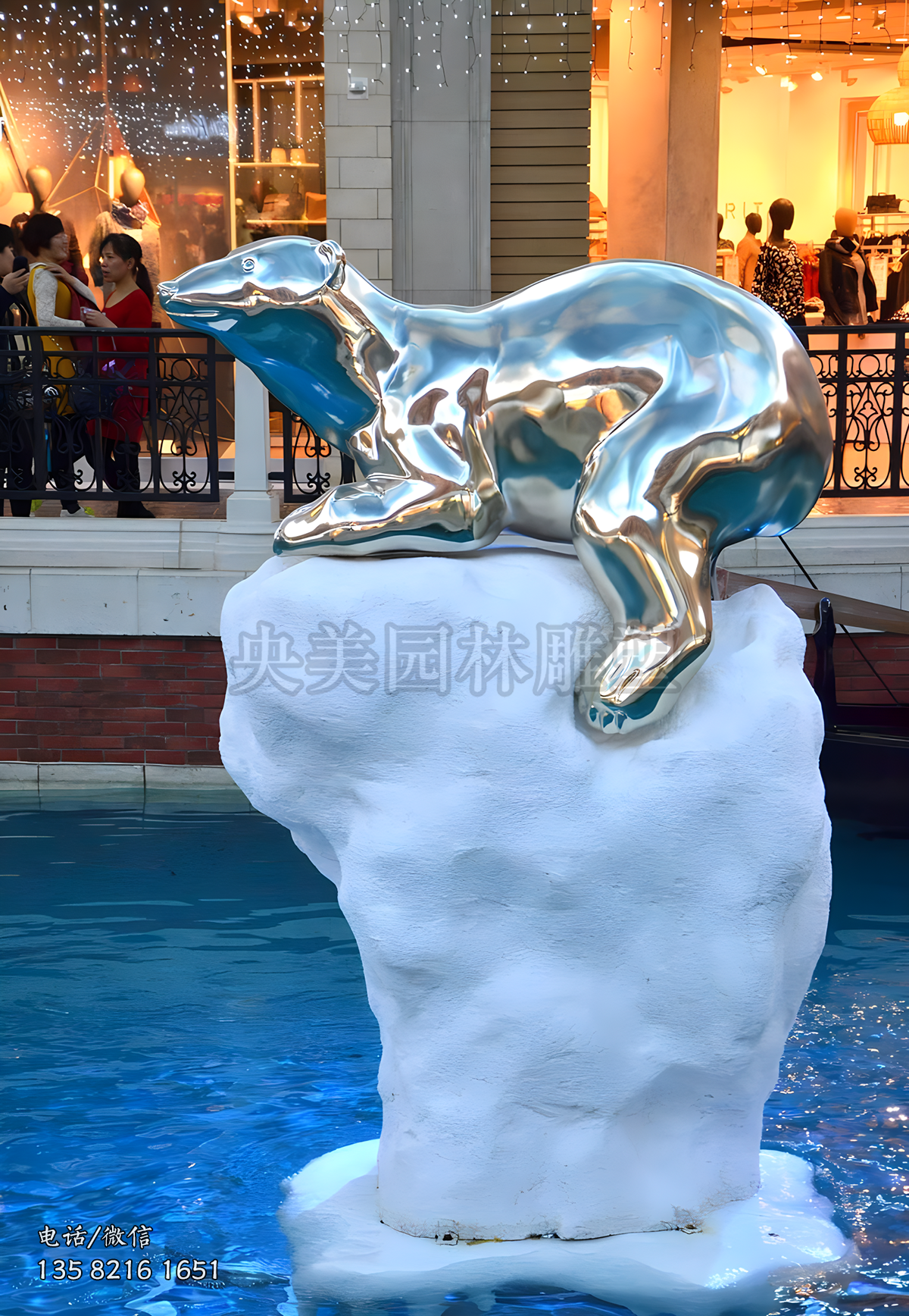 爬在冰山上的鏡面不銹鋼北極熊雕塑