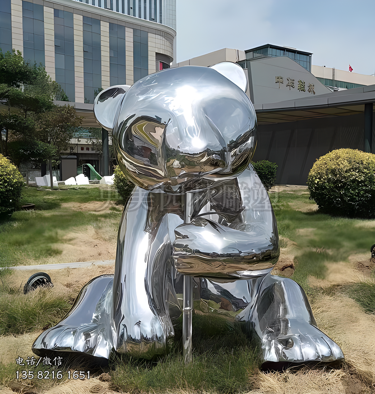 坐地上啃竹子的鏡面不銹鋼熊貓雕塑