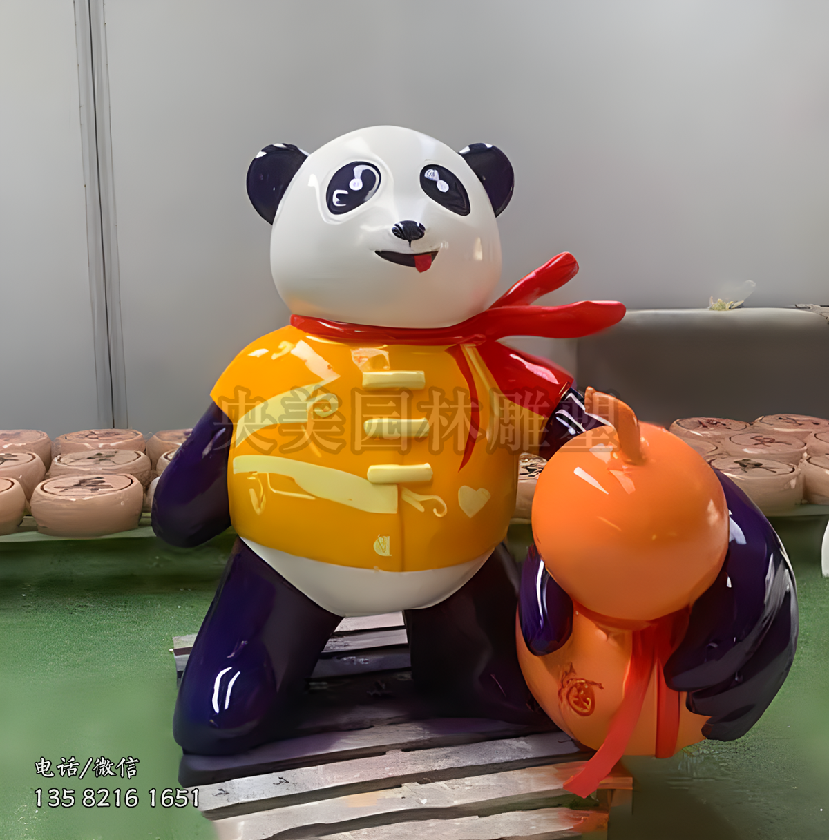 手拿酒葫蘆的玻璃鋼卡通熊貓雕塑