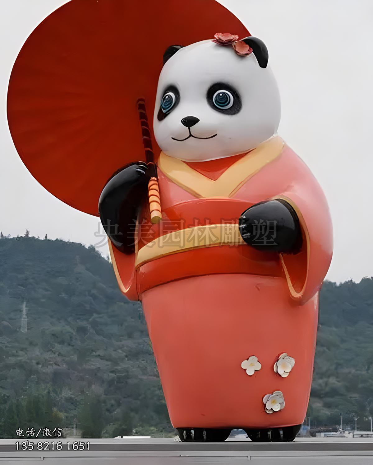 國(guó)風(fēng)打傘的卡通熊貓雕塑造型