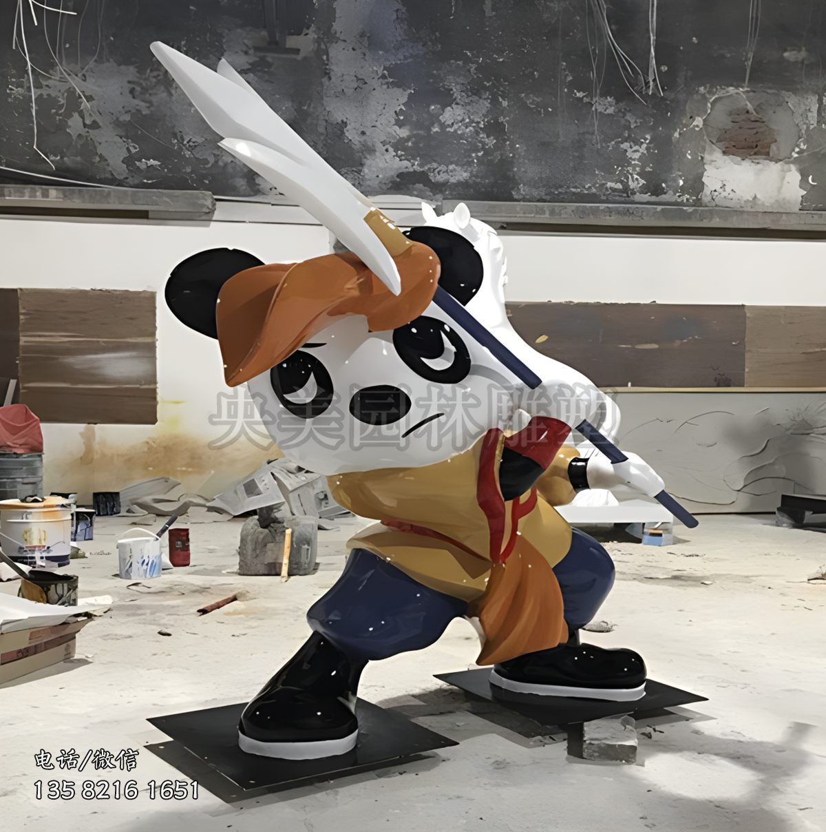 舞槍的卡通熊貓雕塑