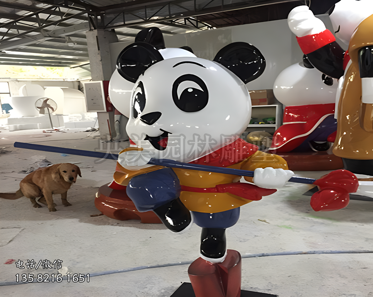 玻璃鋼卡通箱熊貓舞槍雕塑