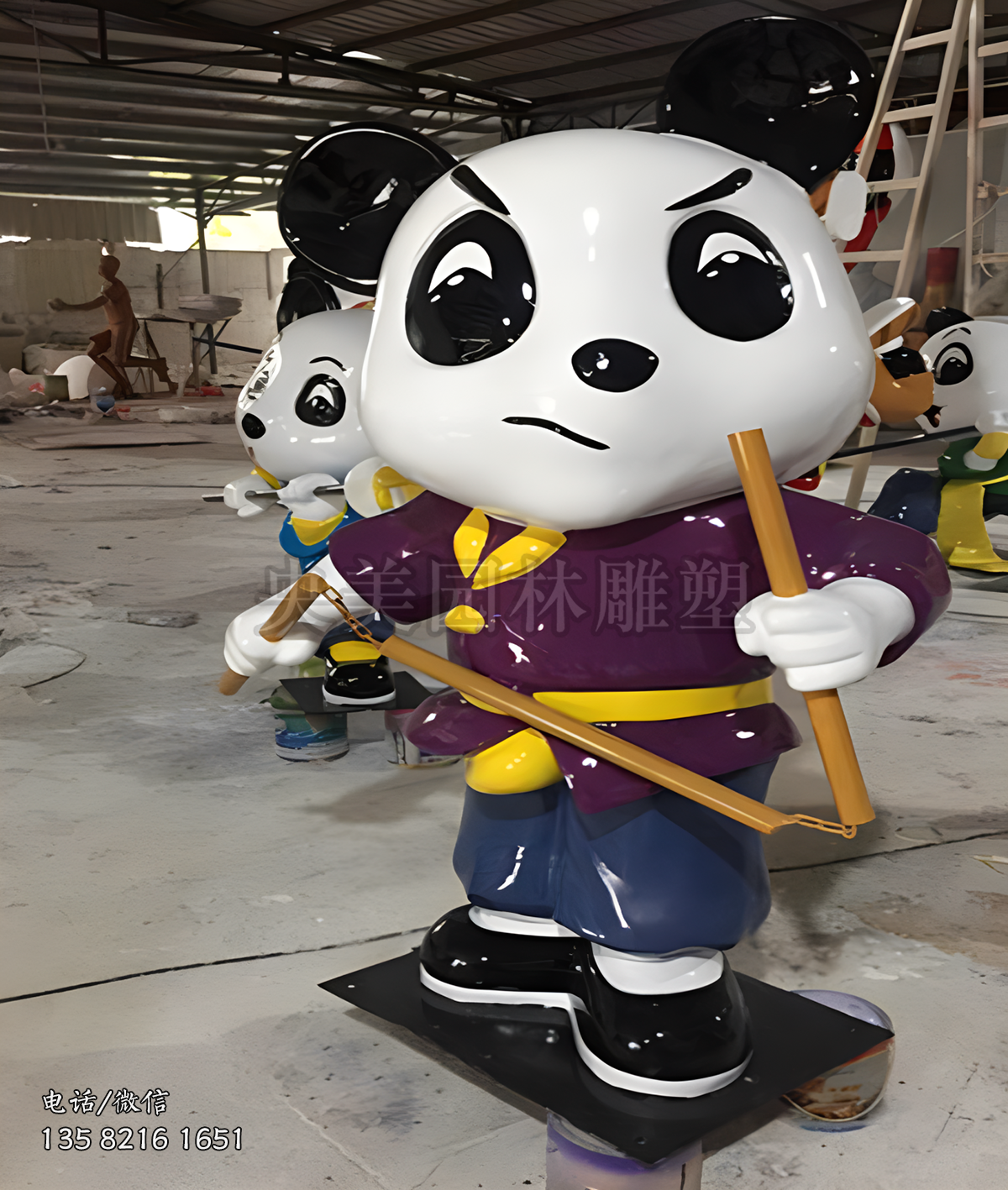 舞雙節(jié)棍的卡通熊貓雕塑