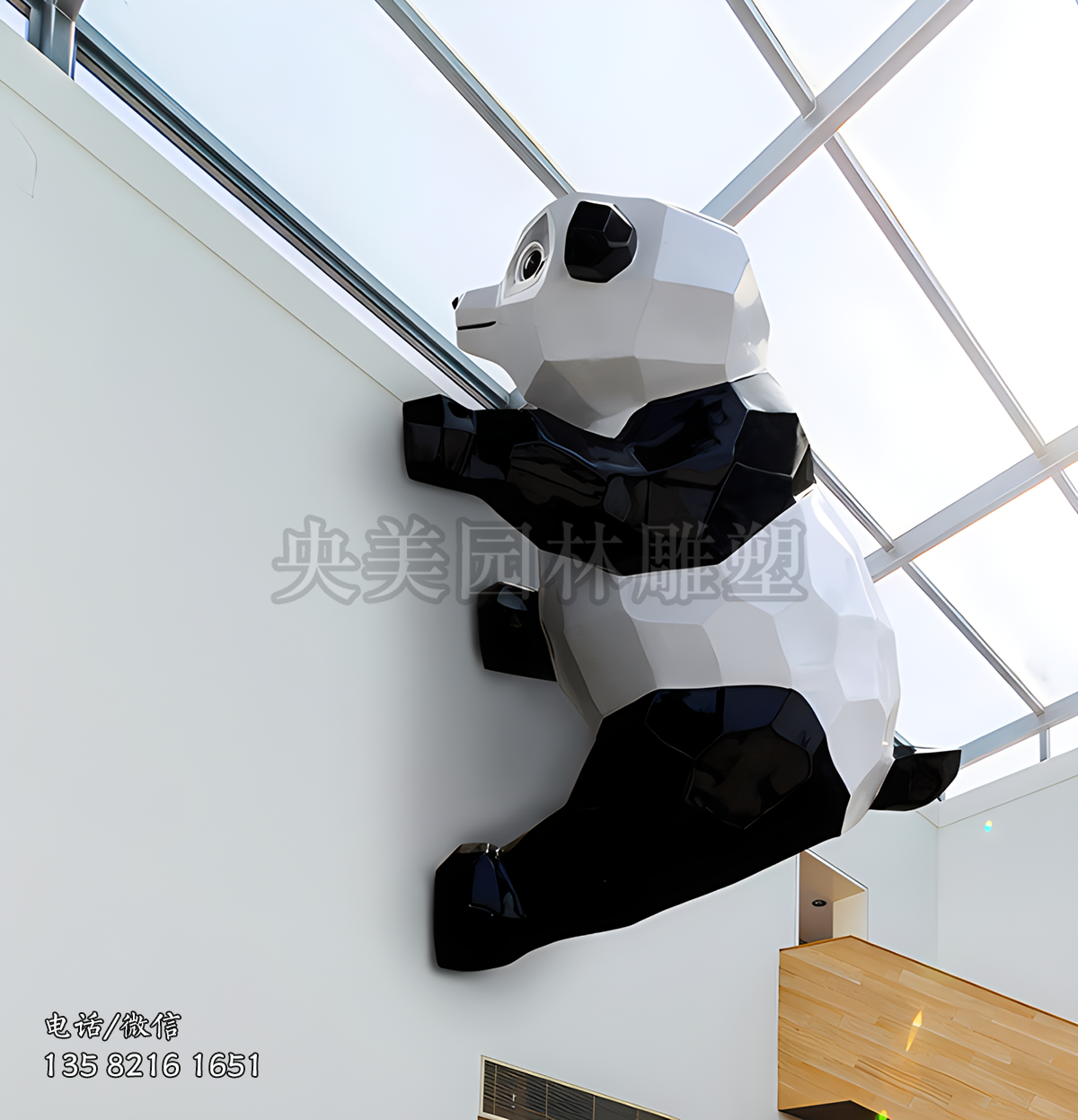 玻璃鋼塊面造型爬墻熊貓雕塑