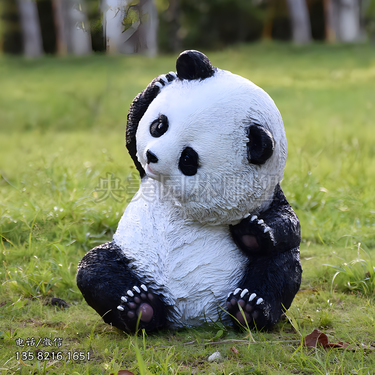 撓頭抓耳可愛熊貓玻璃鋼雕塑