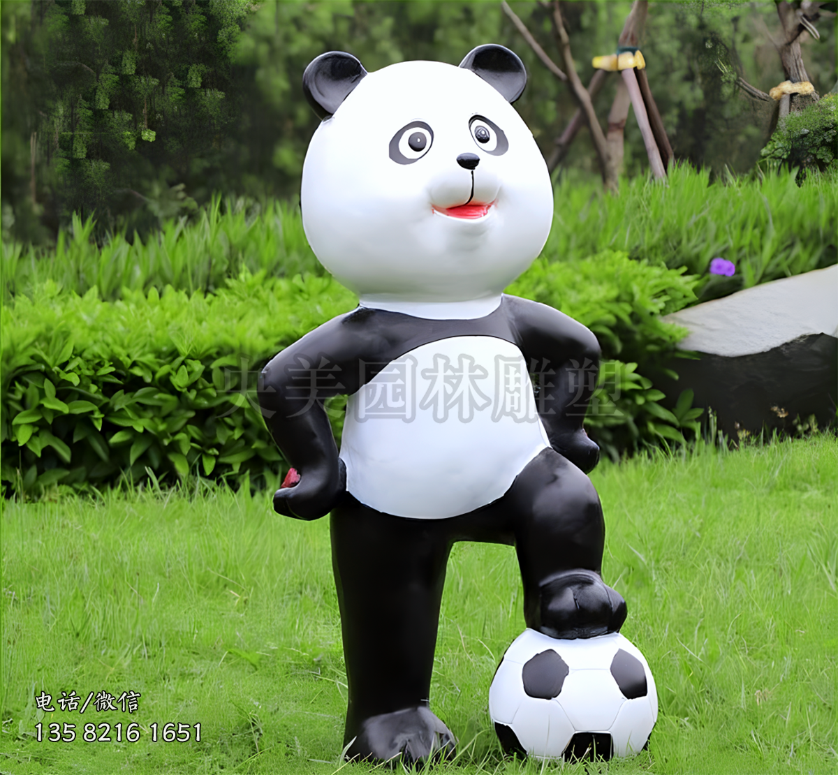 左腳踩足球玻璃鋼熊貓雕塑
