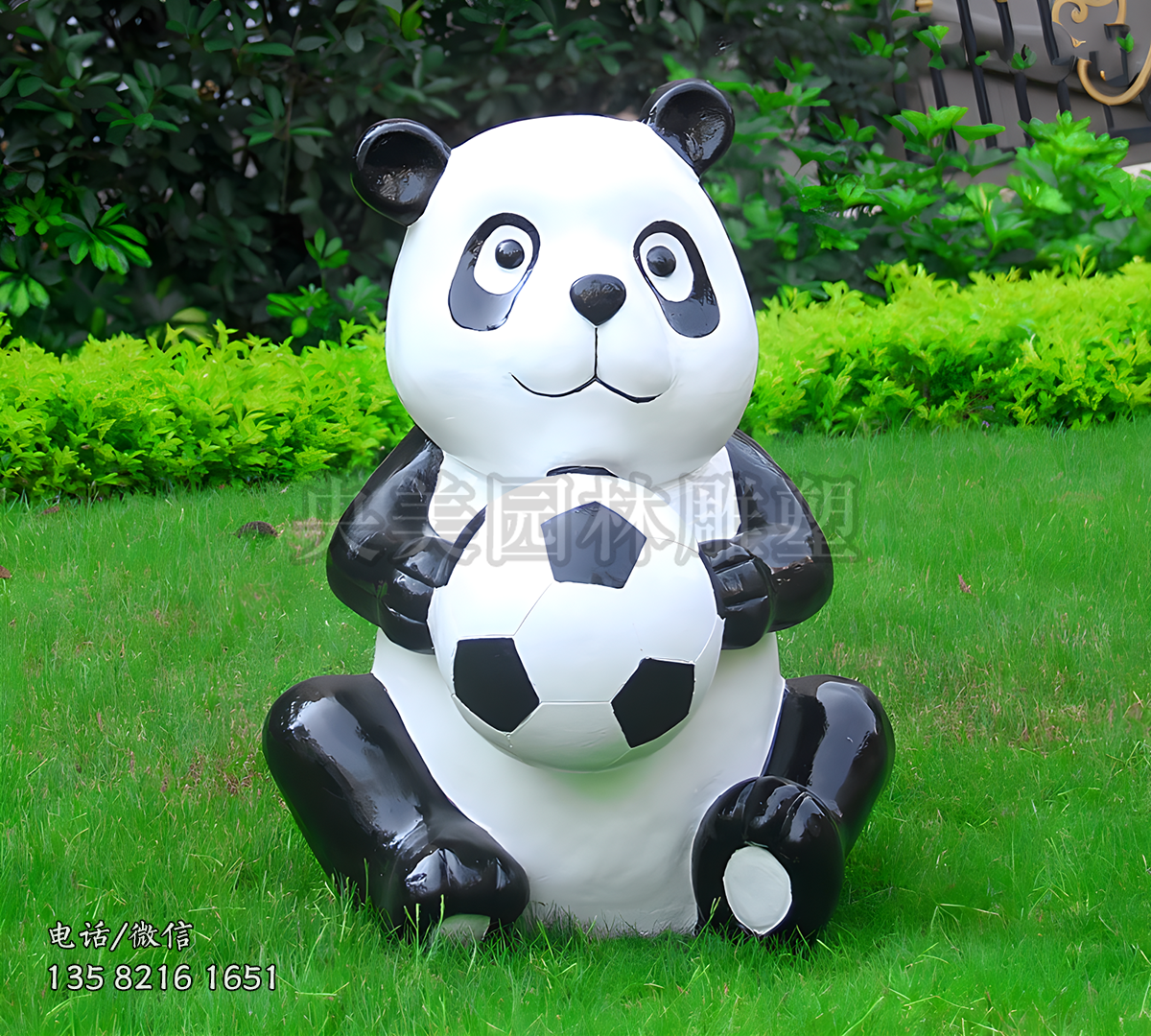 雙手抱球的玻璃鋼熊貓雕塑
