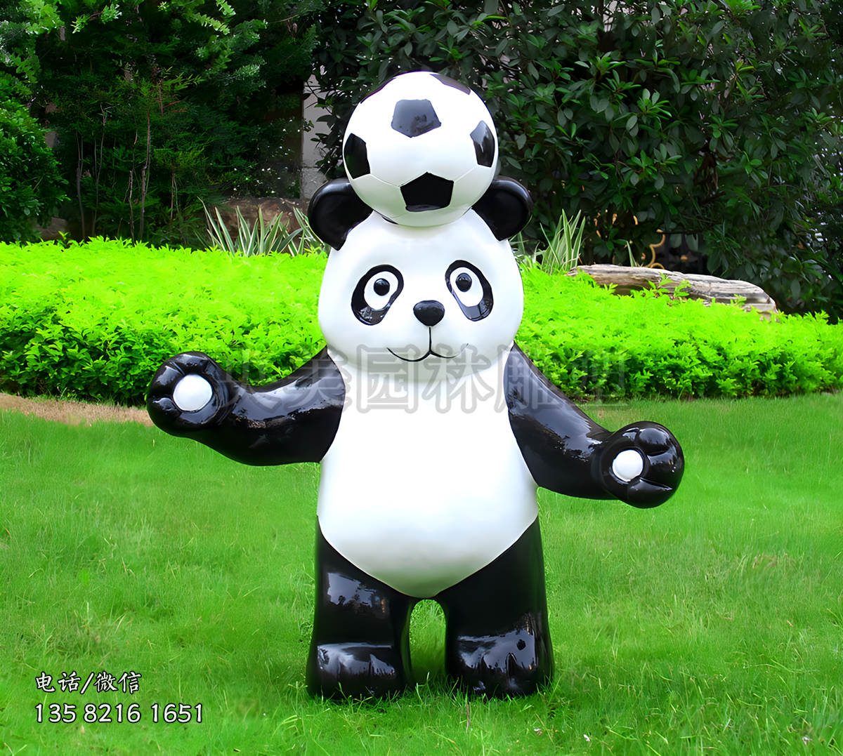 用頭頂球的熊貓雕塑