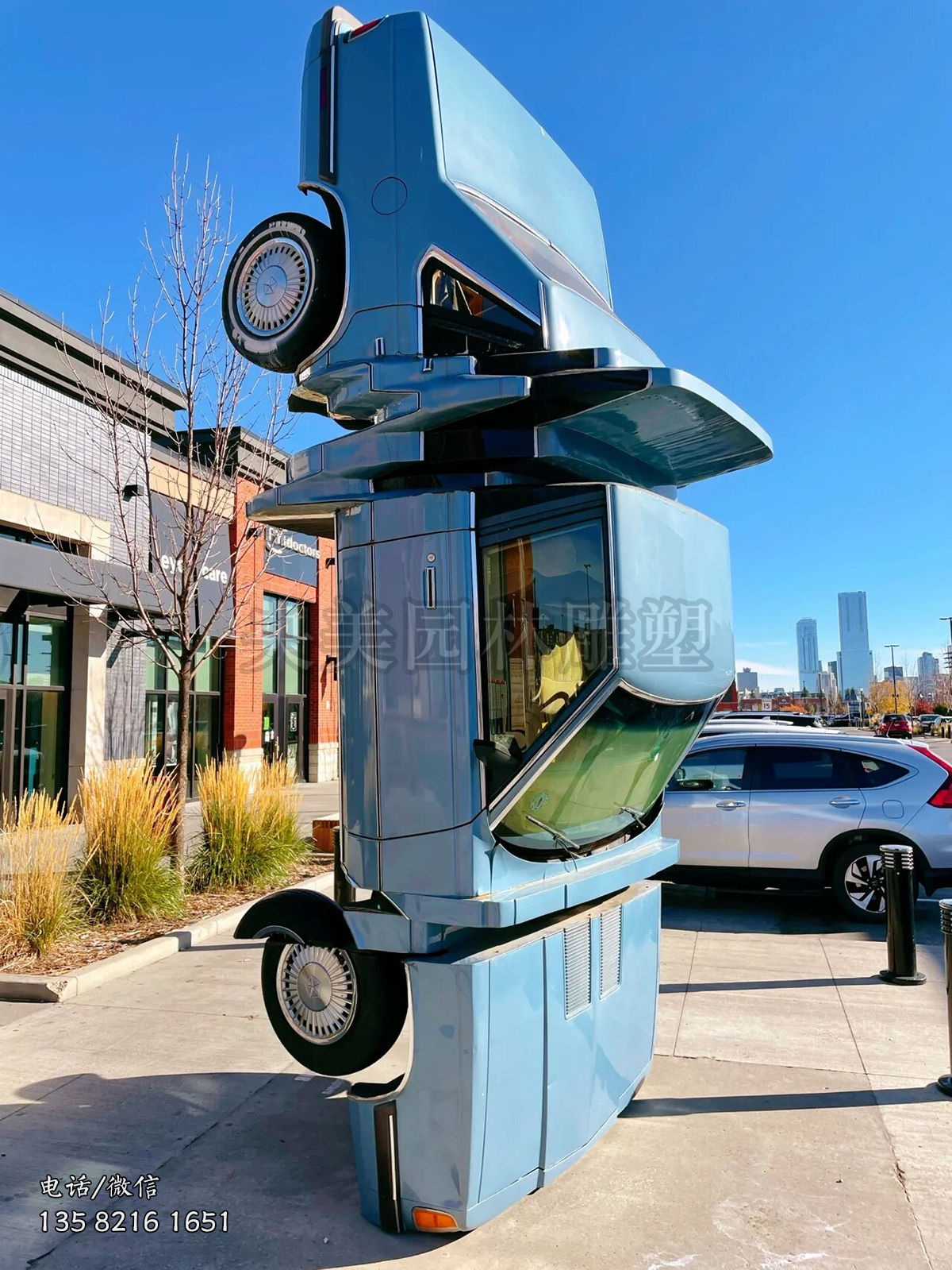 車頭朝下直立而起的創(chuàng)意汽車景觀雕塑