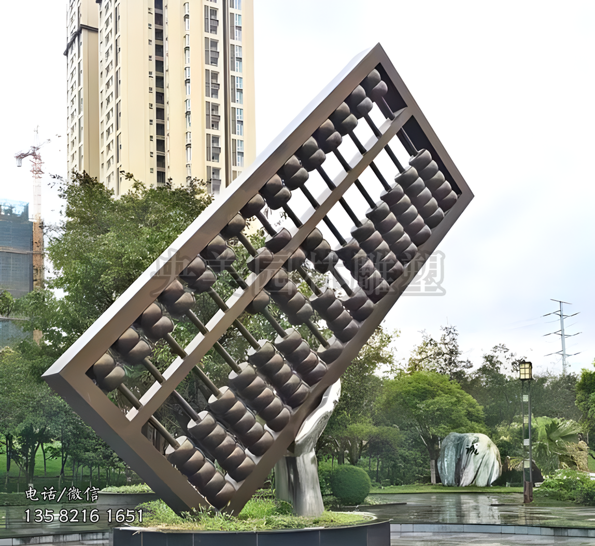 單手托舉算盤的景觀雕塑