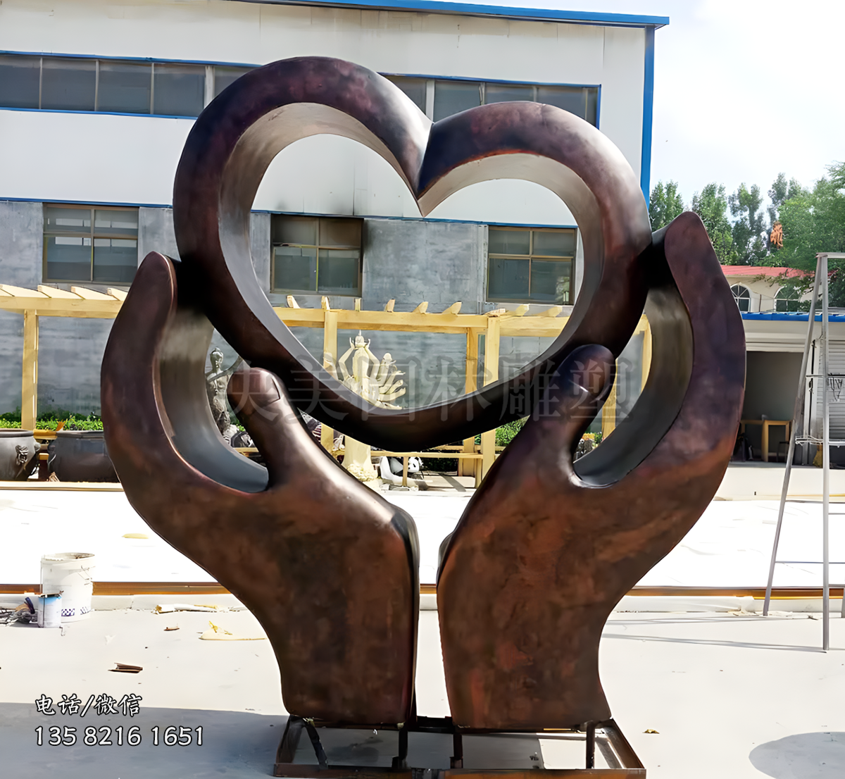 雙手托舉的愛心造型雕塑