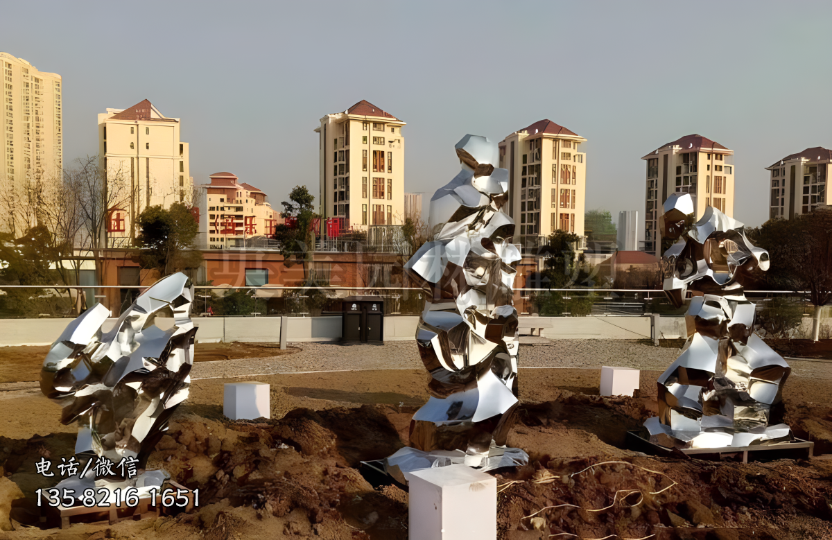 人形不銹鋼鏡面太湖石雕塑