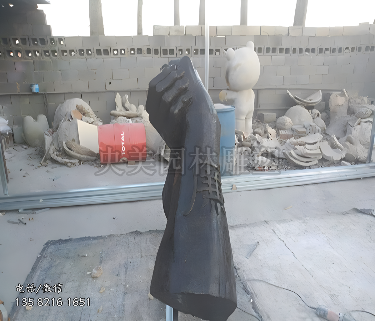 “扳手腕”玻璃鋼仿銅雕塑