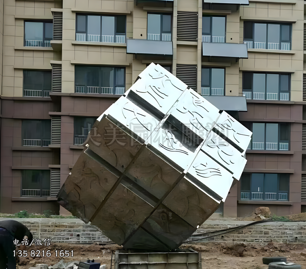 體育運(yùn)動(dòng)人物魔方雕塑