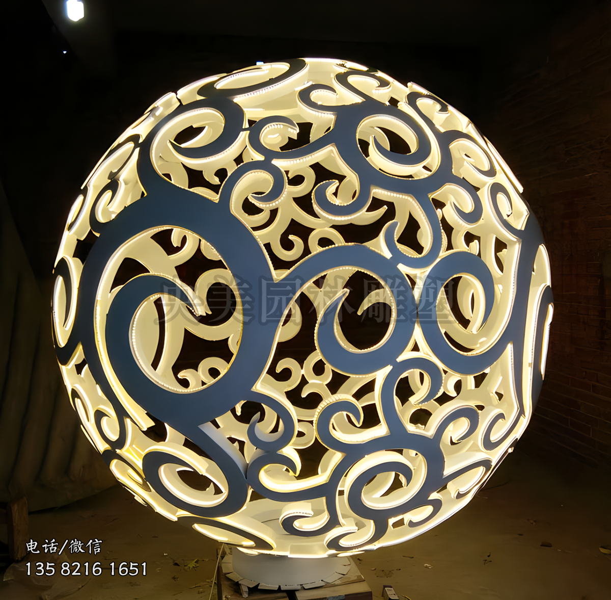 內(nèi)置燈帶的不銹鋼鏤空球雕塑