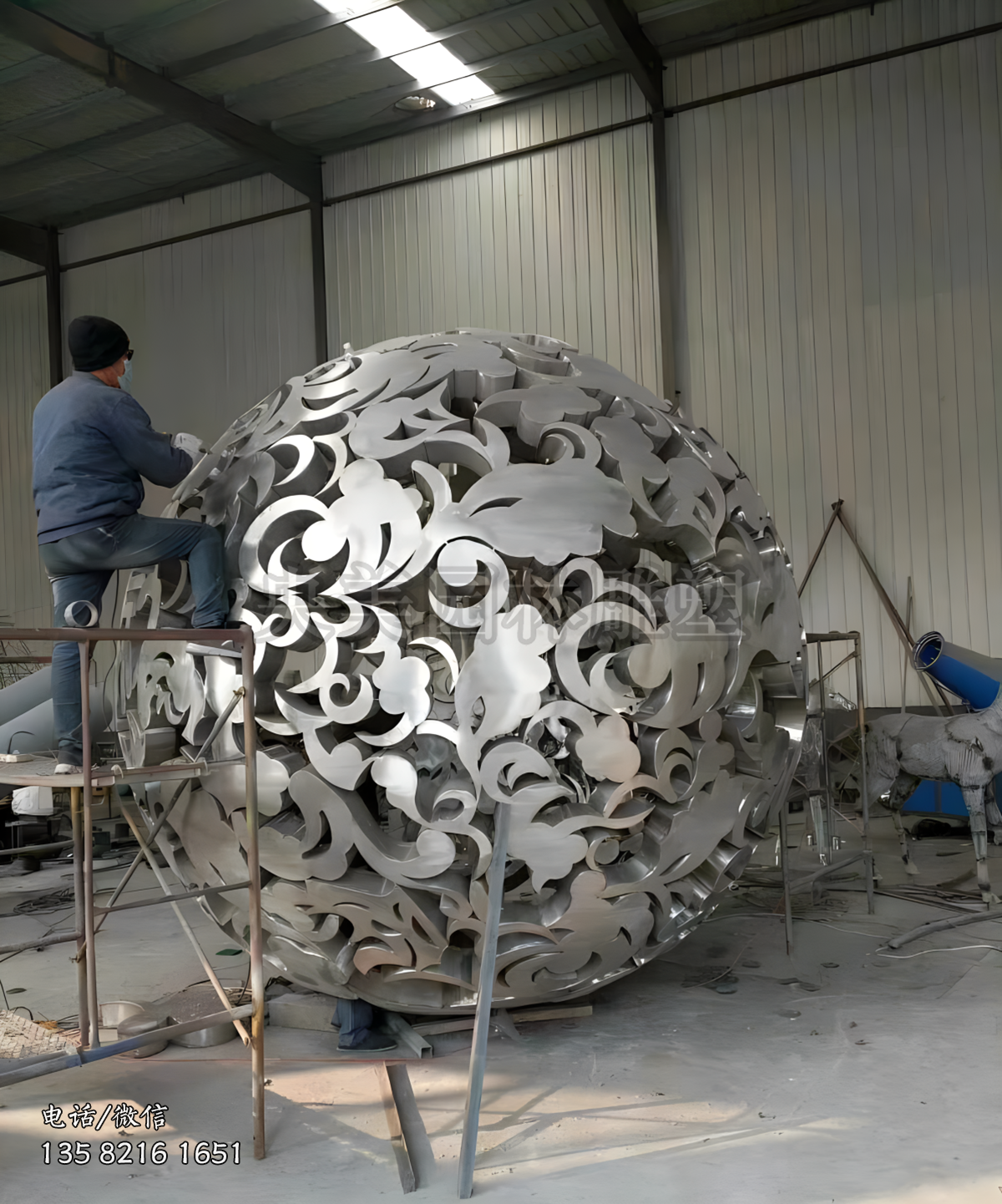 不銹鋼鍛造拋光鏤空球雕塑