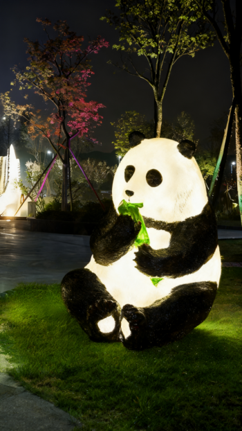 玻璃鋼發(fā)光熊貓雕塑 (5)