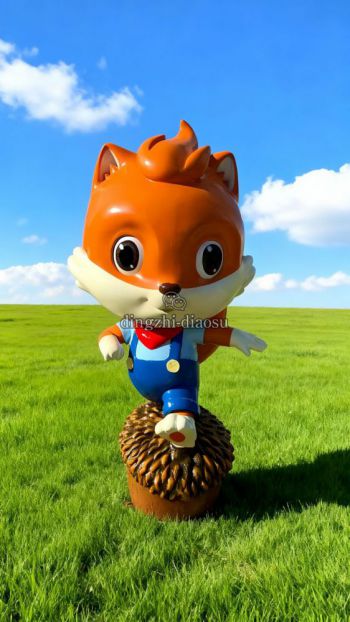 踩在松果上的玻璃鋼卡通松鼠雕塑