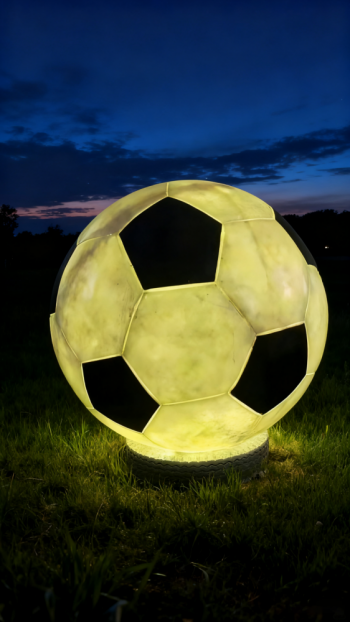 半透明玻璃鋼發(fā)光足球雕塑 (4)